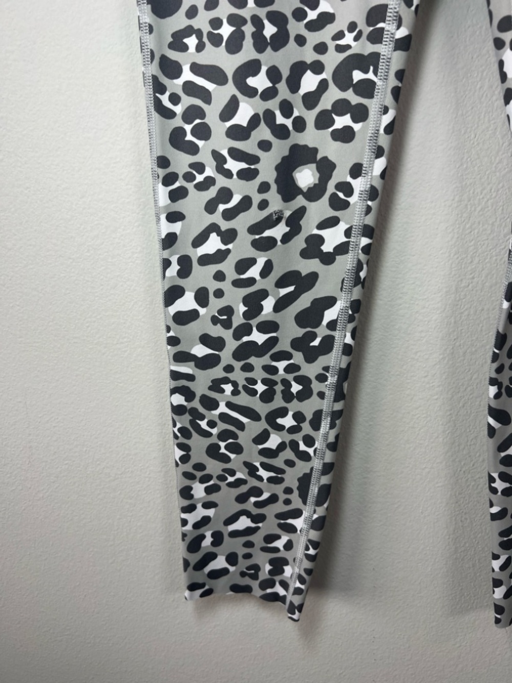 Offline by Aerie Goals 7/8 High Rise Leggings Gray Cheetah Yoga Pilates FLAW Sm - Picture 4 of 9